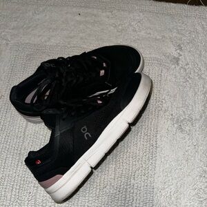On THE ROGER Advantage
 Women's Black and Pink Sneakers